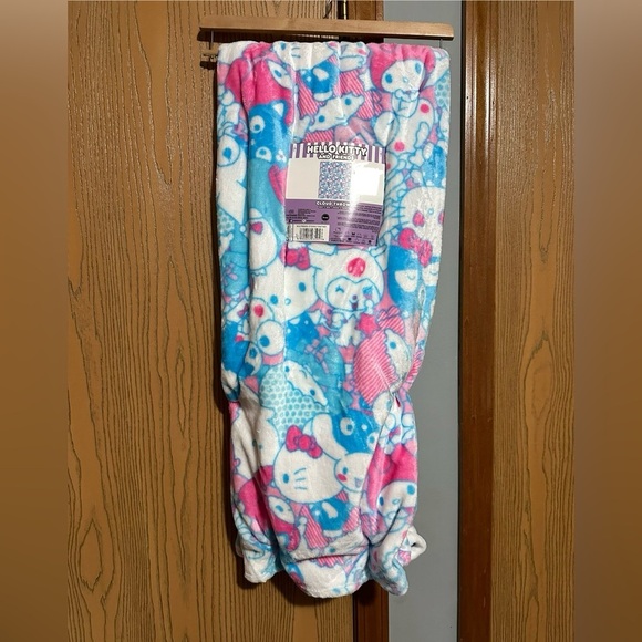 *CLEARANCE* Hello Kitty and Friends Throw Blanket - Picture 1 of 6